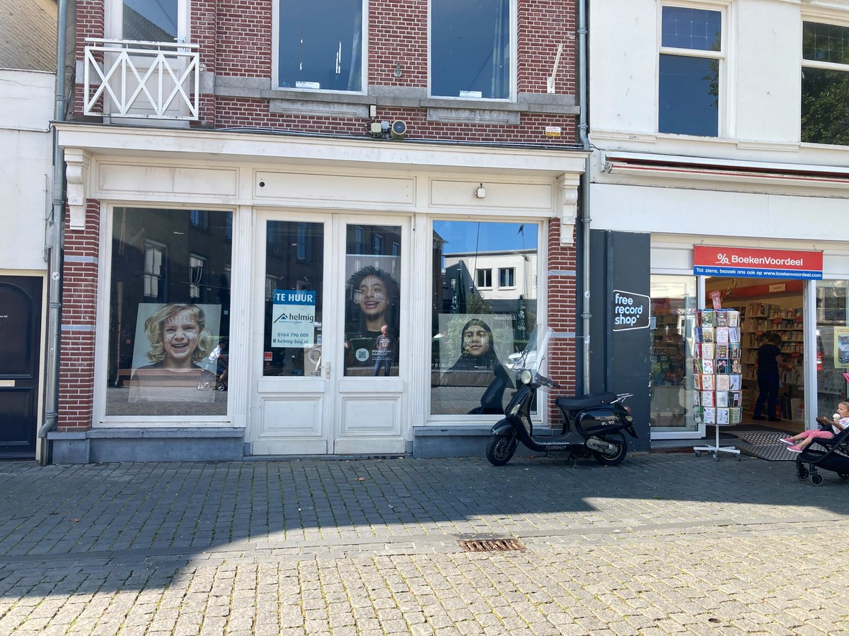 De rondreizende expositie 'Letters voor het leven' laat zien wat kinderen kunnen bereiken door te blijven lezen📚. En een deel van deze expositie is tijdelijk te zien in een winkelstraat in Bergen op Zoom. Zo zetten we #leesplezier en #leeskracht bij iedereen op de kaart.