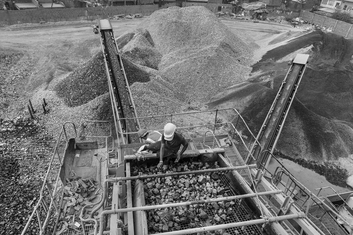 NEW interview live!

Kelly Bryan spoke to Siddharth Behl about his project 'Men, Machines and Dust':

loupemag.com/article/men-ma…

Follow Behl's takeover of our instagram this week: <a href="/loupemag/">loupemag</a>.

Thanks to <a href="/mpbcom/">MPB</a> for sponsoring our interviews.