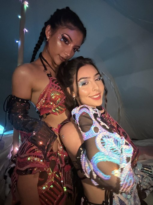 matching outfits with your bestie> https://t.co/DtgYi0vEsI