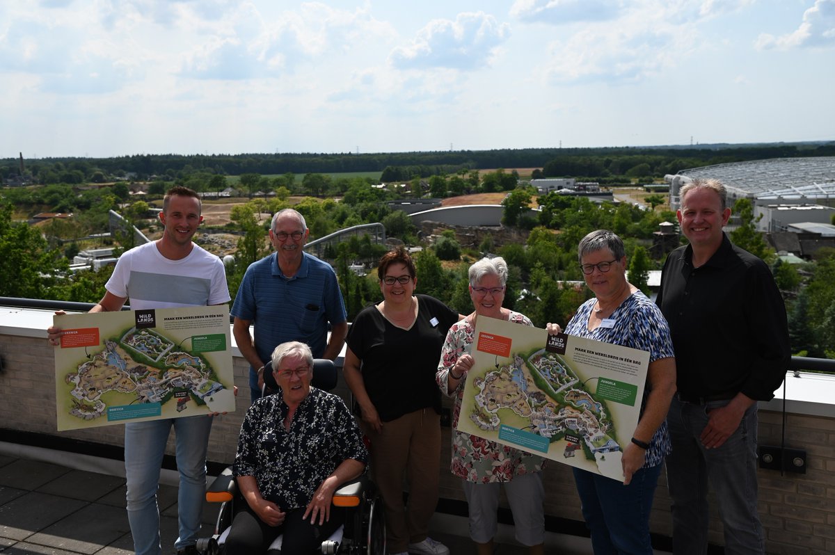 Naast #WILDLANDS staat het moderne woonwijkcentrum <a href="/Holdert_Emmen/">Holdert</a> met een prachtig dakterras op de 7e etage. Vanaf daar heb je goed uitzicht over ons park. Daarom hebben ze nu 2 parkplattegrondborden gekregen, zodat je ook weet waar je naar kijkt. Gisteren werden ze overhandigd.