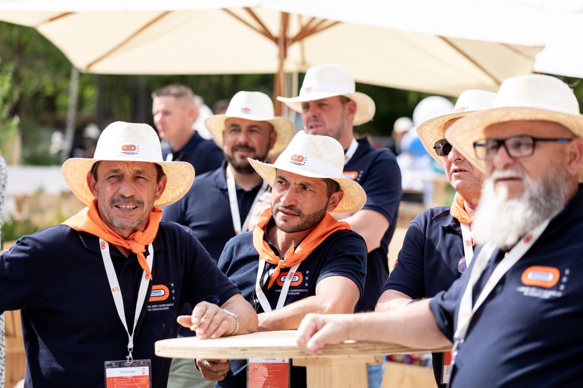 Le compagnonnage est une tradition du bâtiment. Les bâtisseurs de cathédrales transmettaient leur savoir-faire en réalisant un chef-d’œuvre et en suscitant chez leurs assistants l’envie d’élargir leurs connaissances et de devenir meilleurs que leurs maîtres. Cette tradition