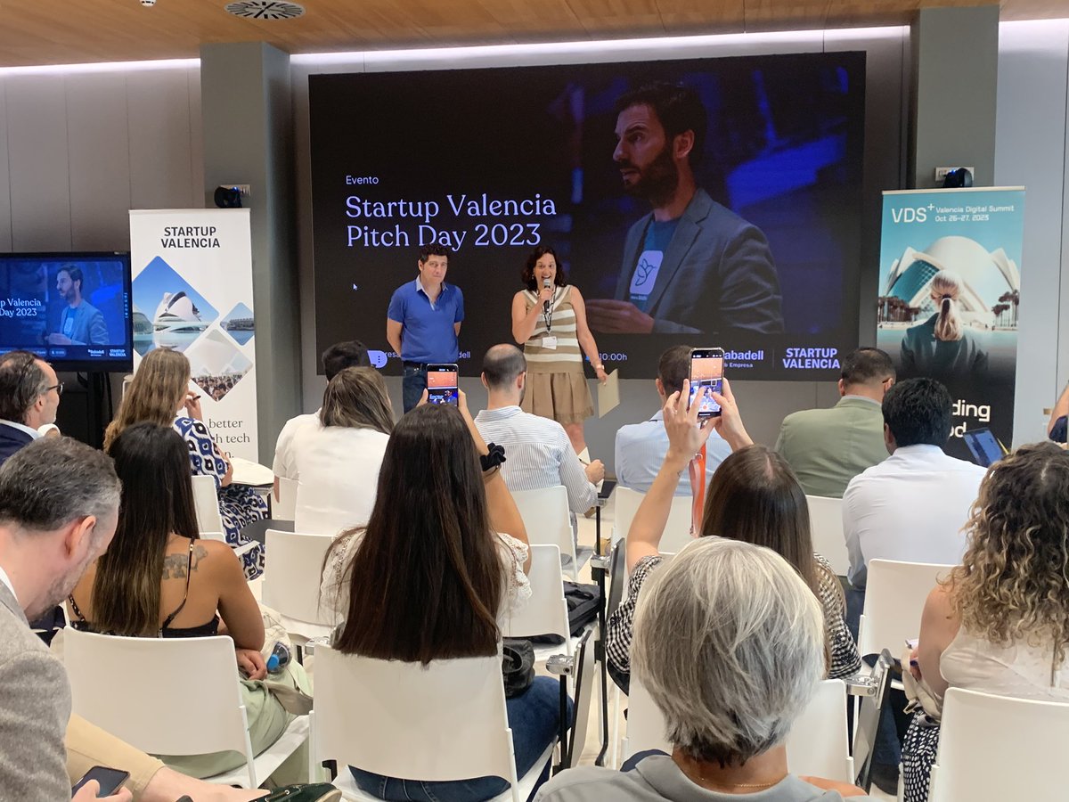 TereDomenech's tweet image. No hay sillas suficientes para escuchar a las 10 startups en el @Startup_VLC  Pitch Day 2023. Y qué sorpresa encontrarme con el ganador de #scaleupvlc @ceeivalencia, @RFabeiro @EntriiE 👏🏻👏🏻 nivelazo!