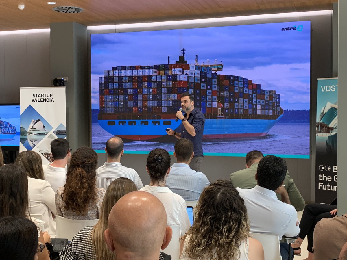 TereDomenech's tweet image. No hay sillas suficientes para escuchar a las 10 startups en el @Startup_VLC  Pitch Day 2023. Y qué sorpresa encontrarme con el ganador de #scaleupvlc @ceeivalencia, @RFabeiro @EntriiE 👏🏻👏🏻 nivelazo!