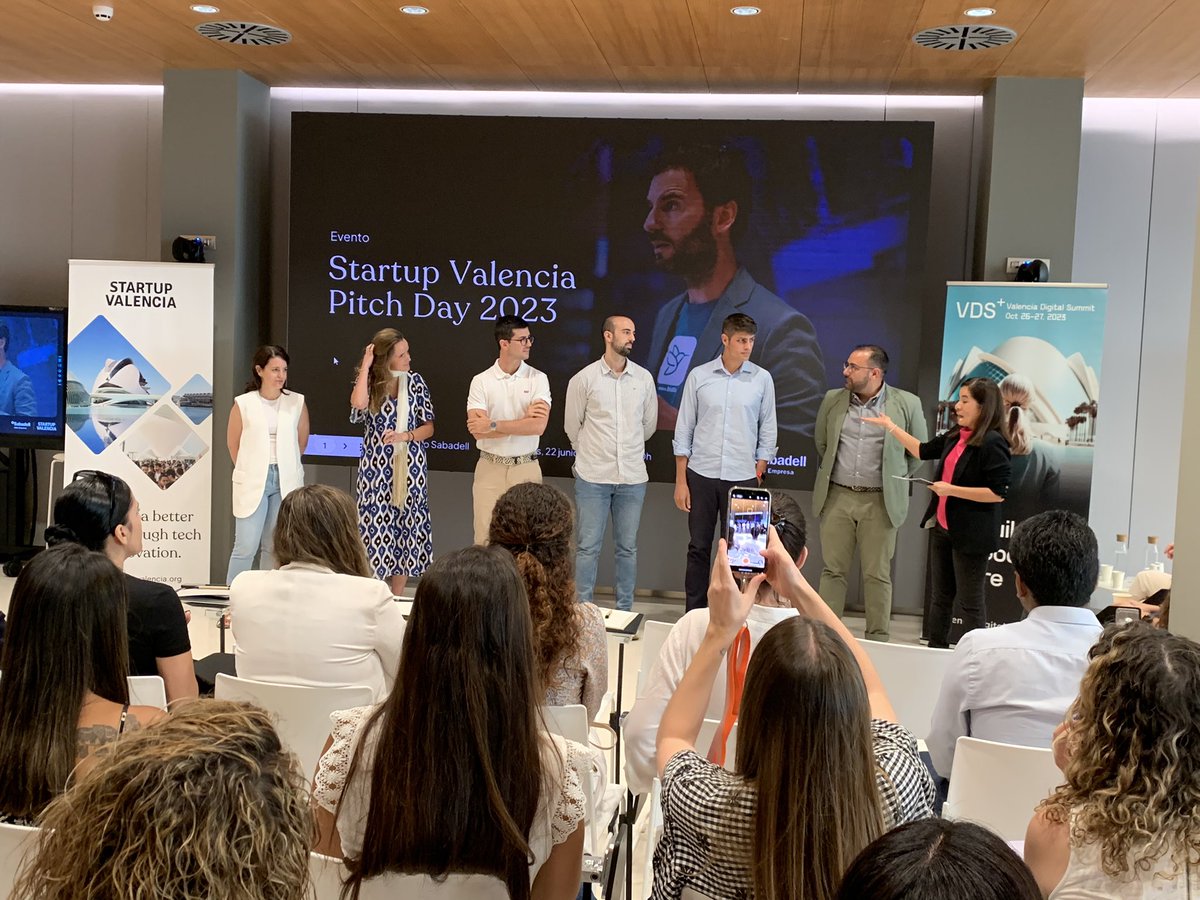 TereDomenech's tweet image. No hay sillas suficientes para escuchar a las 10 startups en el @Startup_VLC  Pitch Day 2023. Y qué sorpresa encontrarme con el ganador de #scaleupvlc @ceeivalencia, @RFabeiro @EntriiE 👏🏻👏🏻 nivelazo!