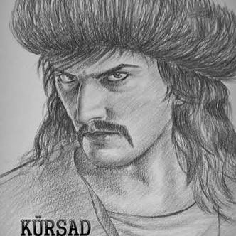 Ötüken'de arslanlar var.
Kür Şad onlardan biridir.
Çok yiğitler vardır ama
Kür Şad erlerin eridir.

Acunda var nice çeri
Kimi üstün, kimi geri
Kür Şad adlı Gök Türk eri
Anadan doğma çeridir.