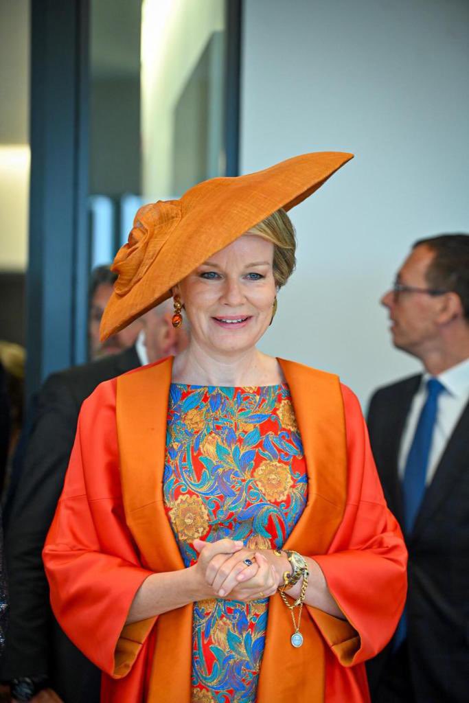 On the occasion of the Dutch royal family's #statevisit to #Belgium, #QueenMathilde wore 'Hélios'.
This brightly coloured hat was made of natural fibers.
This openwork material gives this spectacularly large hat all its lightness. It was created especially for the occasion.