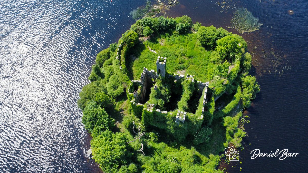 McDermott's Castle in Lough Key Forest Park. It's amazing how nature is slowly reclaiming it.

#loughkey #loughkeyforestpark #mcdermottscastle #irelandshiddenheartlands #discoverireland #KeepDiscovering #roscommon #failteireland #waterwaysireland #dji #djiminise #dronephotography
