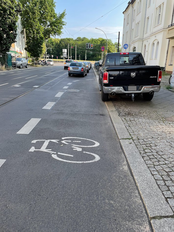 Man muss dem Fahrer dieses Stadtwagens zugute halten, dass er nicht auf dem #Radweg parkt. #Pankow #Dietzgenstraße