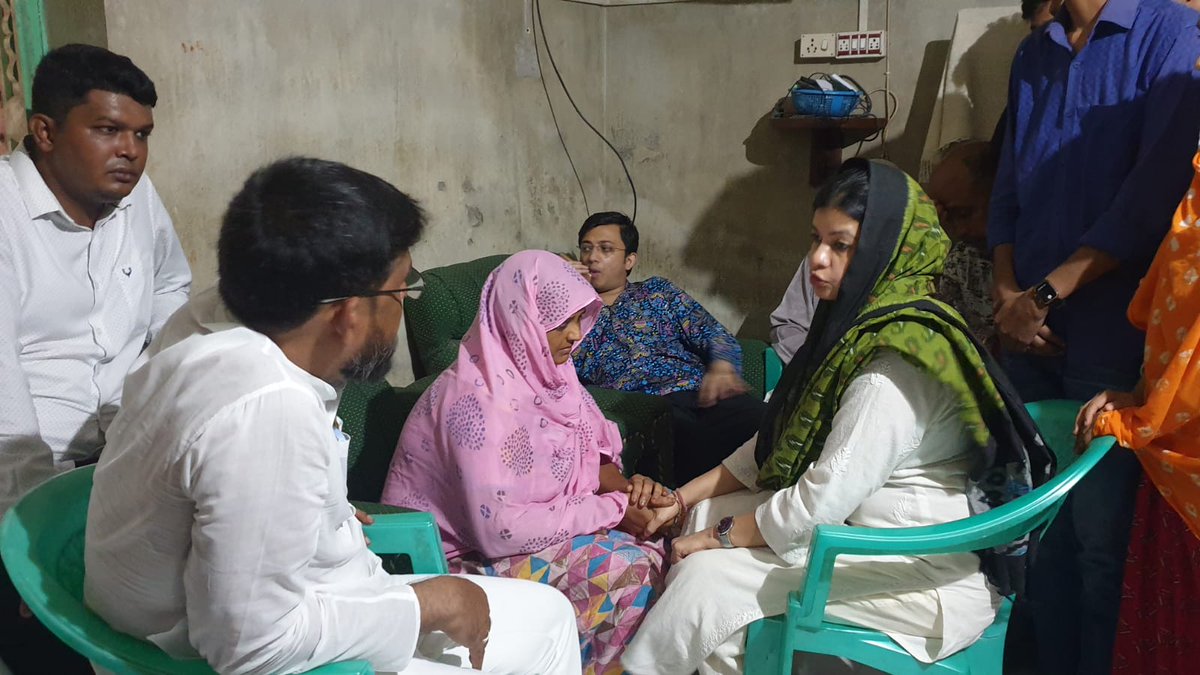 AITCofficial's tweet photo. We stand in solidarity with the bereaved family of the late Mostafa Sekh.

Today, our leader, @MausamNoor met with the grieving family in Sujapur. 

Reassuring them of our unwavering support, she prayed for peace and strength for the family members. 

May the departed soul rest in peace.