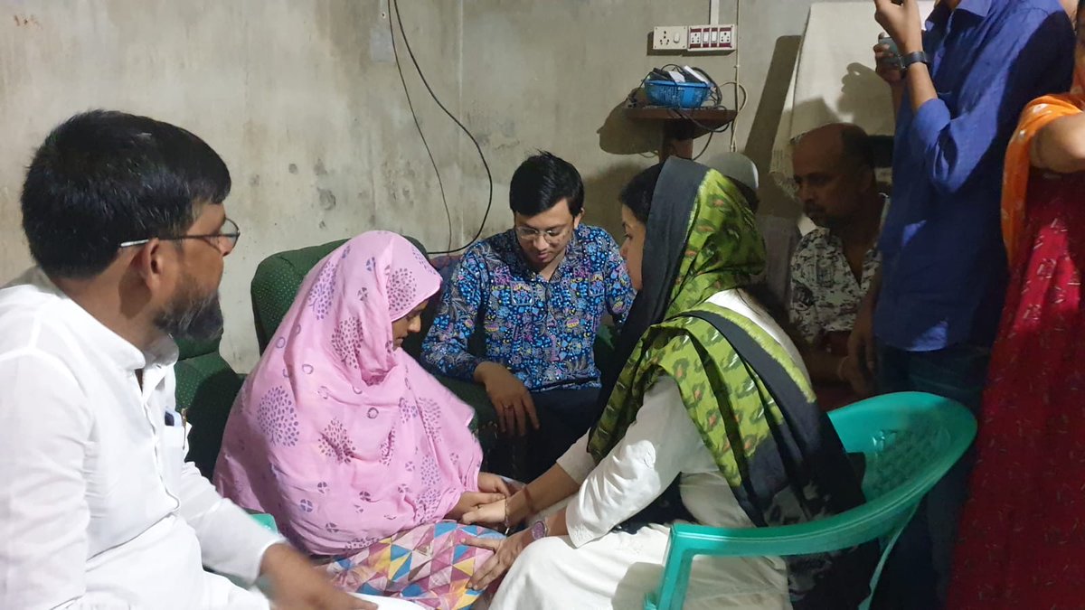 AITCofficial's tweet photo. We stand in solidarity with the bereaved family of the late Mostafa Sekh.

Today, our leader, @MausamNoor met with the grieving family in Sujapur. 

Reassuring them of our unwavering support, she prayed for peace and strength for the family members. 

May the departed soul rest in peace.