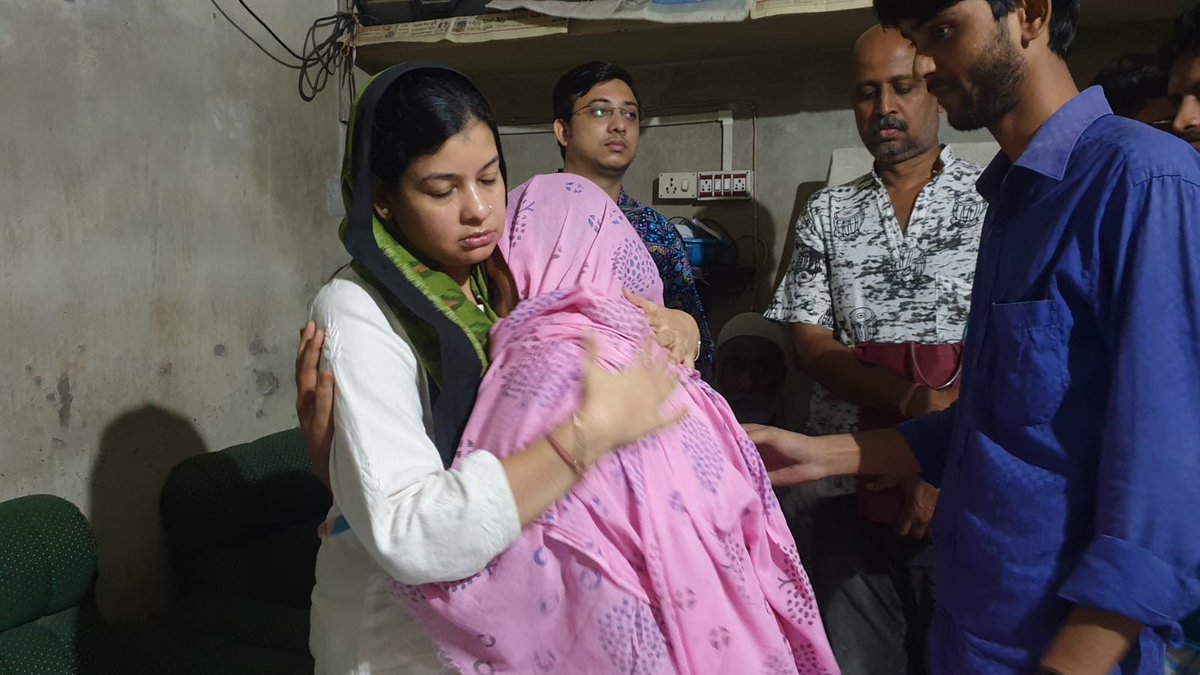 AITCofficial's tweet photo. We stand in solidarity with the bereaved family of the late Mostafa Sekh.

Today, our leader, @MausamNoor met with the grieving family in Sujapur. 

Reassuring them of our unwavering support, she prayed for peace and strength for the family members. 

May the departed soul rest in peace.