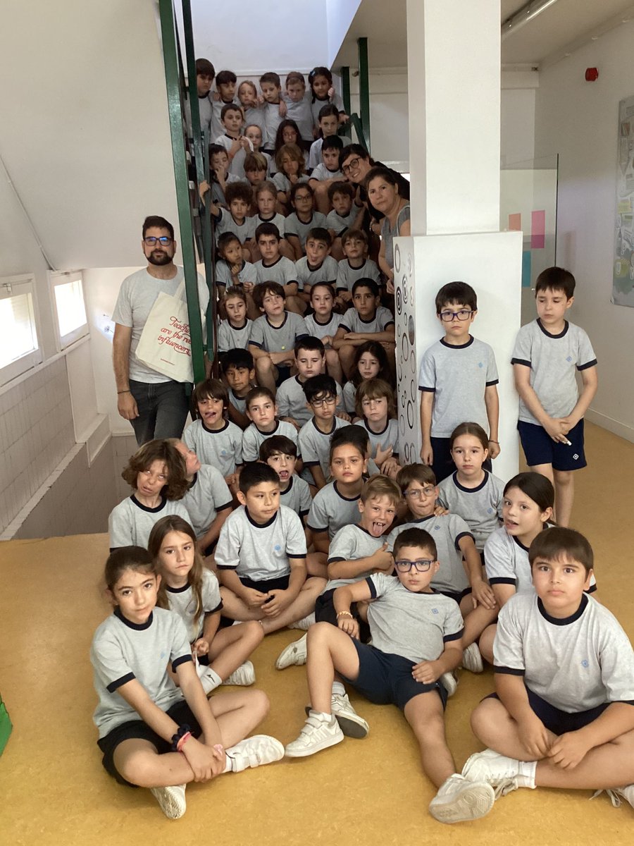 PrimNatzEsplu's tweet photo. Moltes gràcies famílies per aquest curs compartit amb els vostres fills/es. Us agraïm els tutors aquests detalls tant bonics. #LosCompas2n https://t.co/zu5b0COLSy