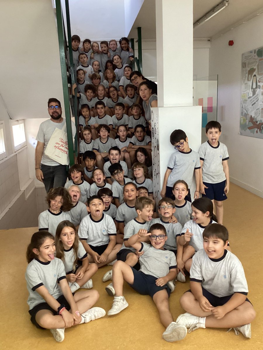 PrimNatzEsplu's tweet photo. Moltes gràcies famílies per aquest curs compartit amb els vostres fills/es. Us agraïm els tutors aquests detalls tant bonics. #LosCompas2n https://t.co/zu5b0COLSy