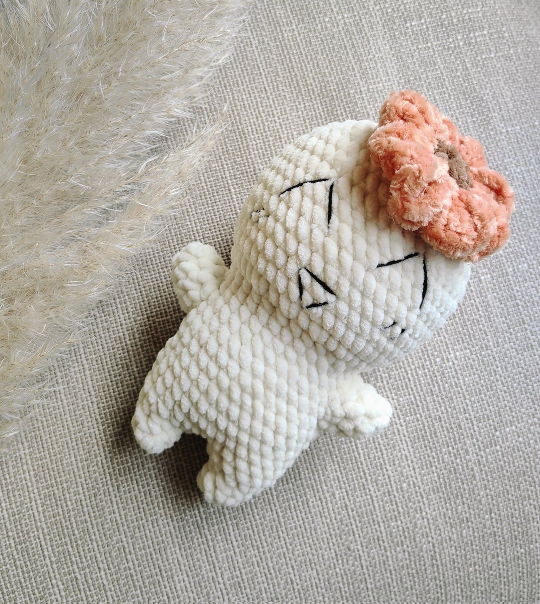 Another one photo with my cute flower😊🌼 
~~
#ATEEZ #ATEEZfanart #YEOSANG #kpopfanart #crochet #plushies #crochettoy