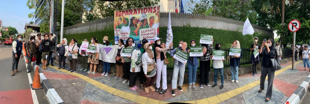 In the first day of the New Global Financial Pact Summit, we are demanding #CancelTheDebt #DebtJustice and #ClimateJustice in front of France Embassy, Jakarta, Indonesia