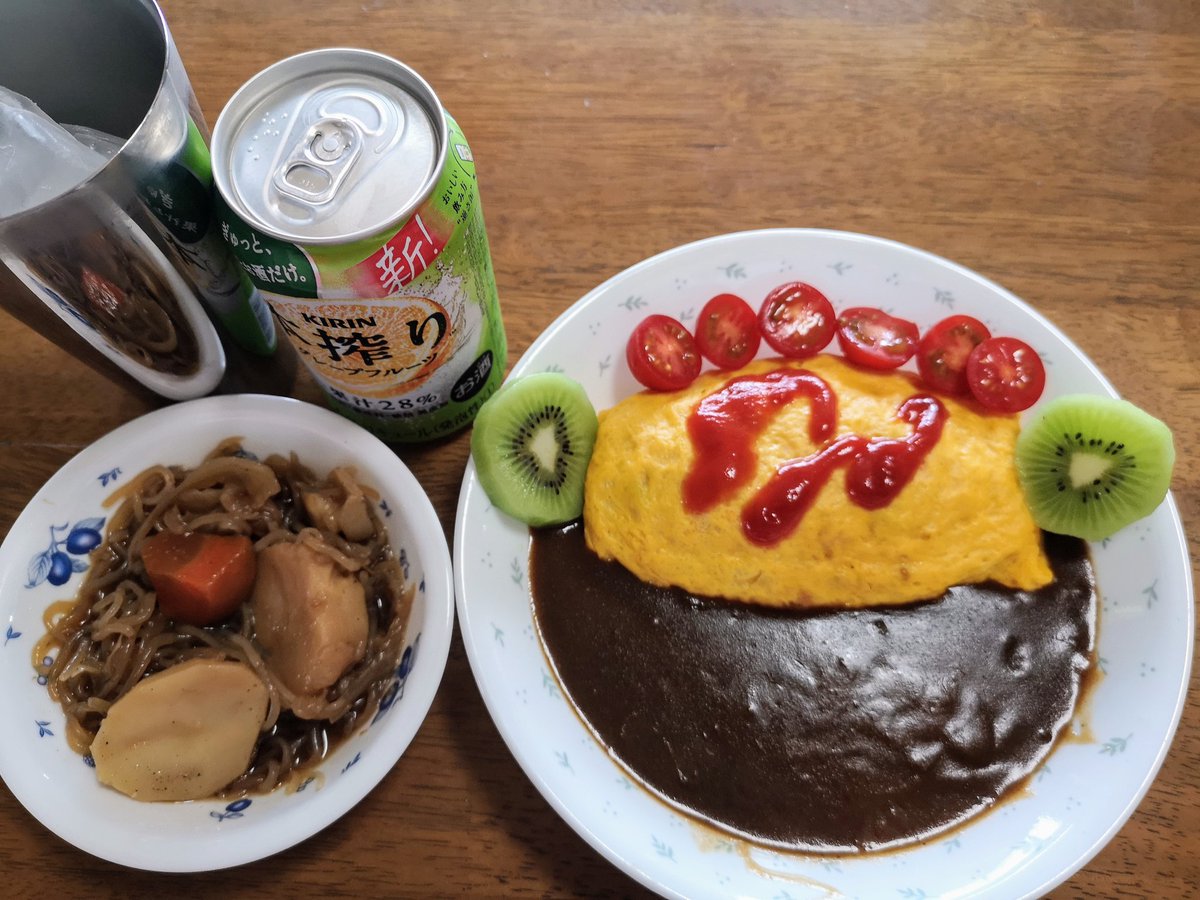 晩ご飯はオムライスカレー お昼はラーメンライスと温玉 今日は時間が出来たので美瑛方面をカブでぶらり 多分クリスマスツリーの木？🎄