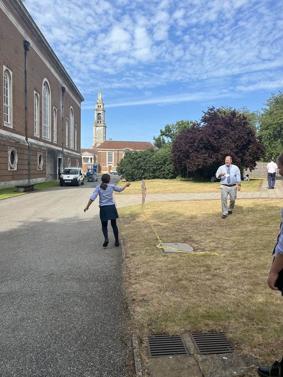 maths_rhs's tweet photo. Year 8 having fun trying to get kites to fly! Got to love the principles of kite flying in STEM week! 🪁 #STEM @RHSSuffolk @STEM_RHS @RHS_Creativity @RHSScienceDept https://t.co/XDrcOqBivO