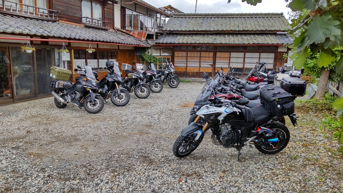 上田市にある、カレーとあんかけ焼きそばが自慢のカフェです。

店主(私)が車とバイク好きなので、店内はミニカーや、全国からいらっしゃるお客様の愛車写真が飾ってあります！
イベント時はバイクが十数台も集まります！

開店３年目の駆け出しですが、次回は是非とも‼️

#藤森慎吾の信州観光協会