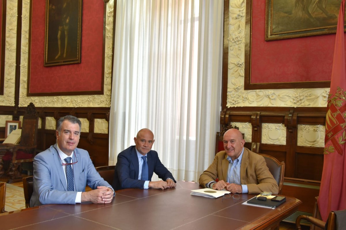 Ayto. de Valladolid (@ayuntamientovll) on Twitter photo El alcalde, <a href="/JesusJCarnero/">Jesus Julio Carnero</a>, recibe la visita institucional del presidente de <a href="/cam_valladolid/">Cámara de Valladolid</a>, Víctor Caramanzana, y del director general de <a href="/feriavalladolid/">Feria de Valladolid</a>, Alberto Alonso. El alcalde, <a href="/JesusJCarnero/">Jesus Julio Carnero</a>, recibe la visita institucional del presidente de <a href="/cam_valladolid/">Cámara de Valladolid</a>, Víctor Caramanzana, y del director general de <a href="/feriavalladolid/">Feria de Valladolid</a>, Alberto Alonso.