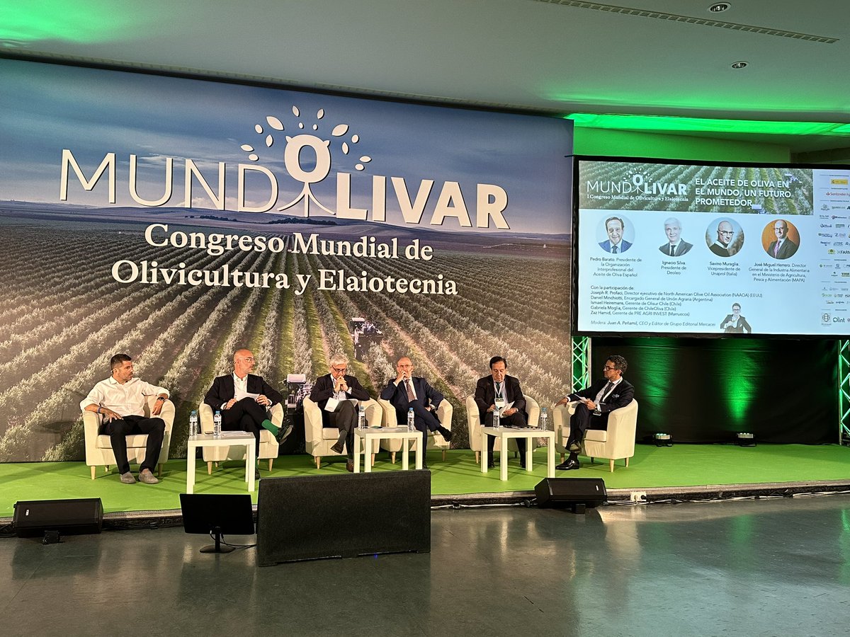 Mesa Redonda “El aceite de oliva en el mundo, un futuro prometedor” con la participación de Pedro Barato (Interprofesional del Aceite de Oliva Español), José Miguel Herrero (MAPA), Ignacio Silva (Deoleo) y Savino Muraglia (Unaprol, Italia) en #MUNDOLIVAR 🌿