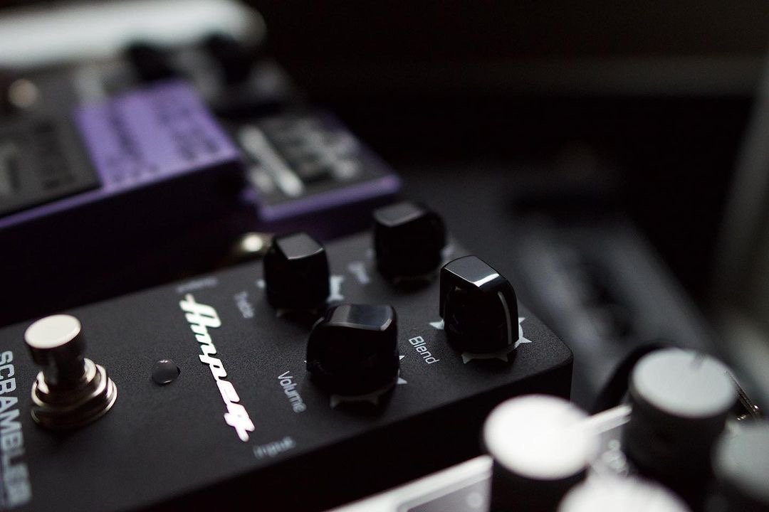 Ampeg_jp's tweet photo. \人気の #SCRDI から機能を抽出しコンパクトに🛞/
⚡️SCRAMBLER BASS OVERDRIVE⚡️
独立したドライブとブレンドコントロールを搭載し、高域を少し上げて、オーバードライブ・サウンドをドライ・シグナルにブレンドすれば、「真空管的」Ampeg歪みサウンドの完成です🐎
👉https://t.co/WY4Zc2rdPY https://t.co/KBPyls48QW