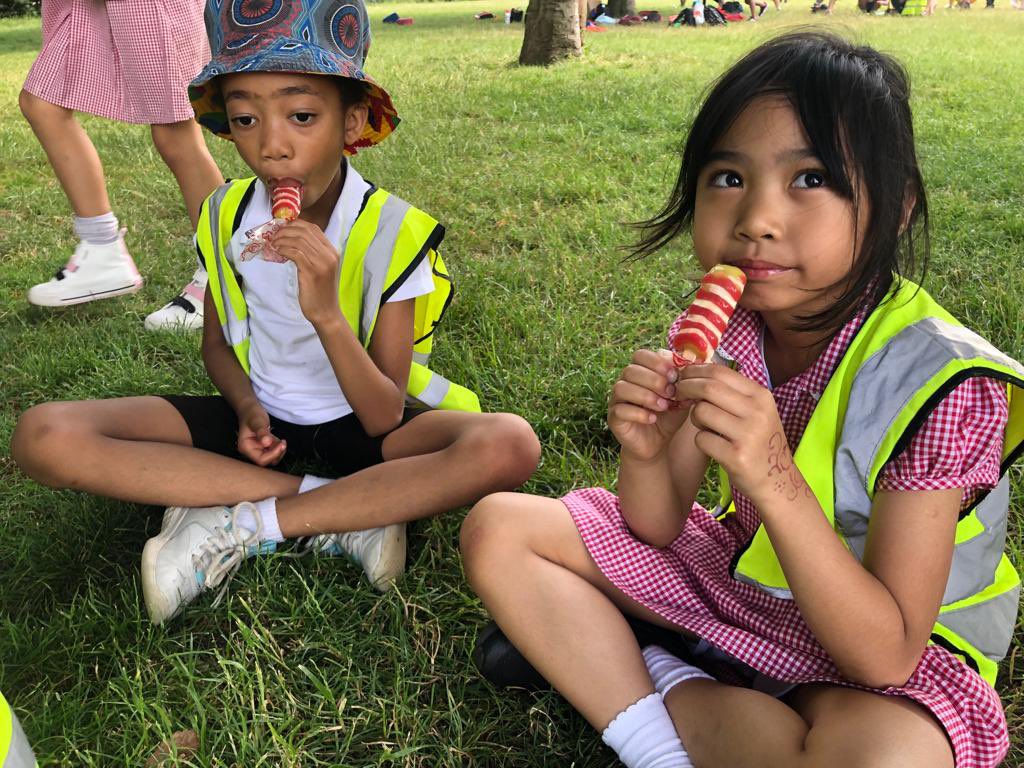 Morden_Mount's tweet photo. Year 2 had the best first day of summer. We had a great view of London, we made cartwheels, ate ice cream, look under the logs with magnifying glass, clouds with binoculars, run after the balls and popped bubbles. We were very tired after and today is very quiet in our class🥱😁 https://t.co/V5GCVu5Dzk