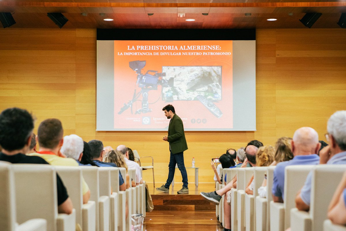 I_MartinLerma's tweet photo. Anoche alzamos la bandera del patrimonio como sello de la cultura almeriense 🙌🏼 

Muy agradecido a @MiguelCarceles @ideal_almeria y al más de centenar de personas que os desplazasteis desde distintos puntos de la provincia para compartir conmigo una noche inolvidable ☺️❤️ https://t.co/hoUCCReroa