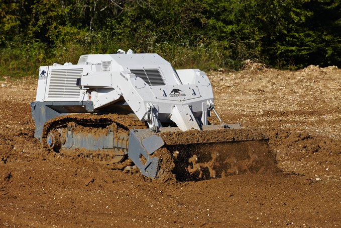 NordmannRoger's tweet photo. CH handed a first remote-controlled demining device (by @DiggerDTR)  to Ukraine.
Press statment CH-Minis of defense @vbs_ddps  https://t.co/sZzPkpOt0c

Social-democrat @spschweiz  groupe asked to reinforce: https://t.co/u8c1ORWG6W (gov agree, extrem-right against, to be voted) https://t.co/nVz2QlPHU7