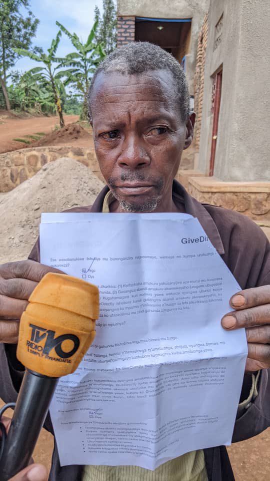 Radiotv10rwanda's tweet photo. Muri @KayonzaDistrict hari abaturage bo mu Murenge wa Murama bibaza impamvu hari ababonye amafaranga yuzuye atangwa na #GiveDirect abandi bagahabwa igice dore ko hari n'abasigiwe impapuro bakomeje gutegereza bakaba barahebye. https://t.co/7J0ryRo2PJ