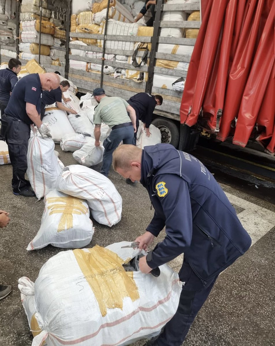 CELBET3's tweet photo. Clothes, watches, shoes &amp; other accessories  infringing the rights of more than 60 TM and worth over 
8️⃣0️⃣0️⃣ 0️⃣0️⃣0️⃣EUR, seized in operation #Pirates 1, part of #EMPACT JDA. 
CELBET mission’s officers from 🇪🇪🇱🇻🇵🇱🇷🇴 actively participated in the detection and unloading the IPR goods https://t.co/QpYCjIDDZa