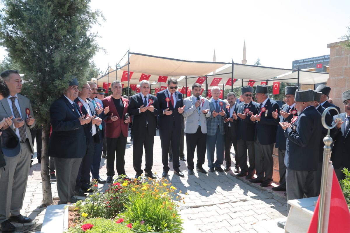 Dönemin en güçlü ordularıyla Urfa topraklarına göz dikenlere karşı; cesur Urfa halkı, yüksek bir ruh ve şuurla unutulmaz bir destan yazdı.

Şehrimize "ŞANLI" unvanı verilişinin yıldönümünde Valimiz <a href="/valisalihayhan/">Salih AYHAN</a> ve il protokolümüzle aziz şehitlerimizin huzurundayız.
