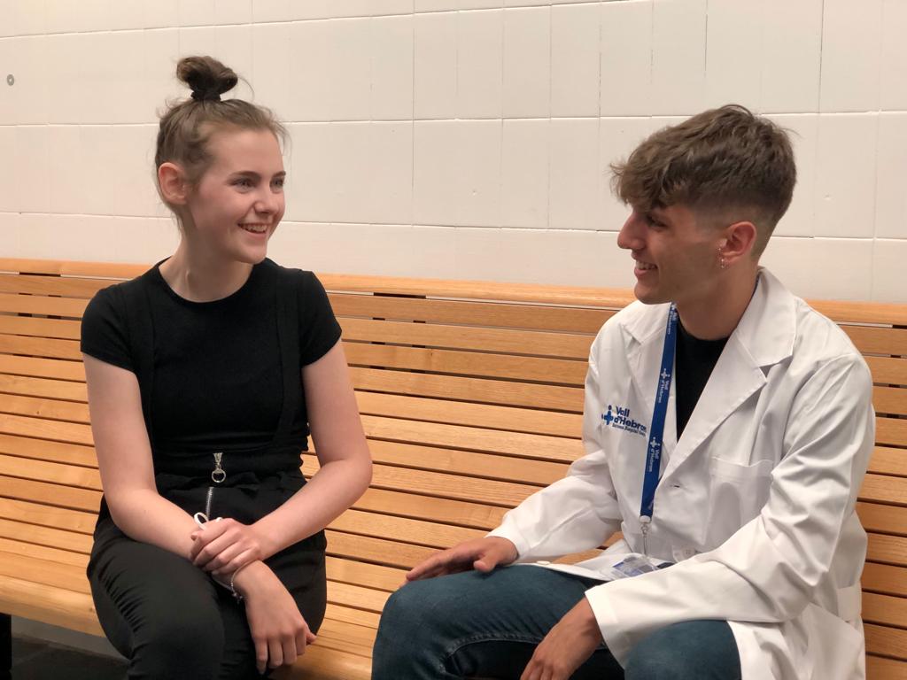 👥 La consulta d'adolescents i joves adults amb càncer disposa d’un treballador social sanitari, Marc Sánchez, que s’ha sumat a l’equip gràcies al suport d' <a href="/AFANOC/">Associació d'infants i joves amb càncer (AFANOC)</a>. "No tractem patologies, tractem persones que tenen patologies, i oferim un suport emocional i social", explica.