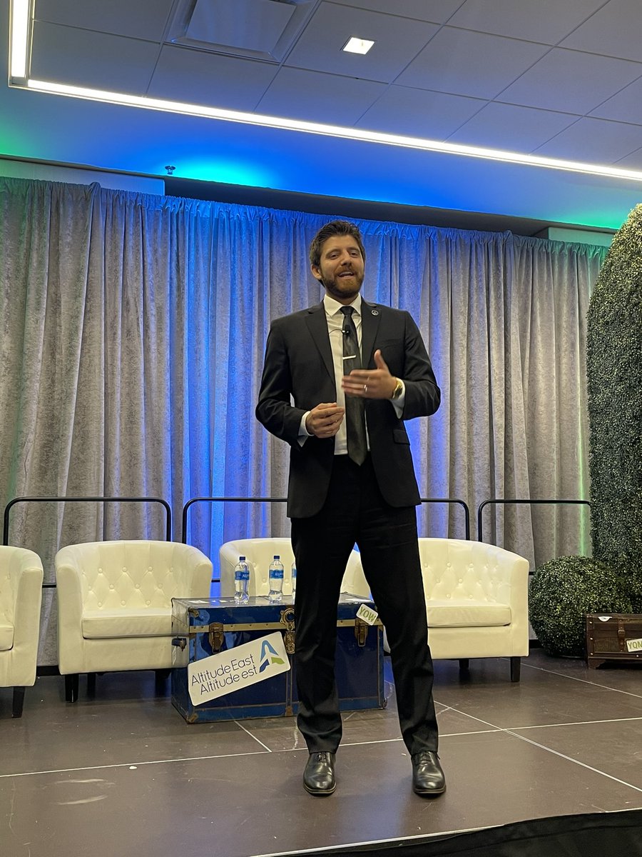 Merci <a href="/TareqHadhad/">Tareq Hadhad</a> de <a href="/Peacebychoco/">Peace by Chocolate</a> d'avoir partagé votre histoire inspirante avec les délégués à #AltitudeEast23 et de nous avoir rappelé que "le succès n'est pas suffisant ; il s'agit d'atteindre l'importance." ❤️ ✈️