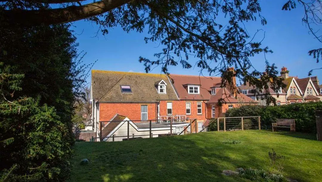 AbbeyfieldSD's tweet photo. Our Beamsley House, in the Meads area of Eastbourne offers a variety of single studio accommodation all with en-suite facilities & a door entry system. Find out more about our current vacancies - get in touch!
https://t.co/nfAau1N8u7
#Eastsussex #Eastbourne #Meads https://t.co/yAj0PxyetX