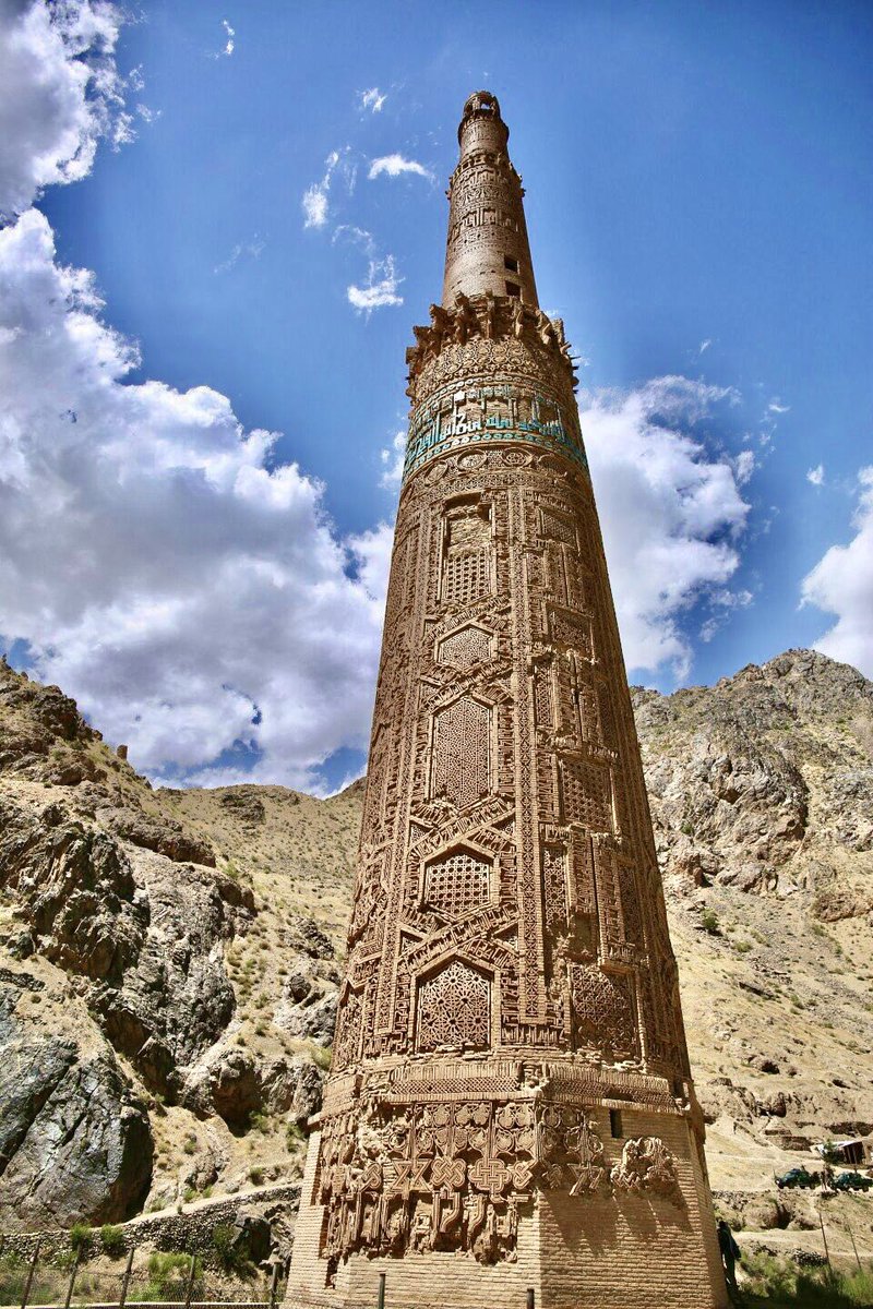Standing since the 12th century, the 65m-tall Minaret of Jam in Afghanistan is a beautiful & incredibly important, well-preserved example of Islamic architecture

A graceful, soaring structure, it is the second tallest ancient minaret in the world

A thread on the Minaret of Jam