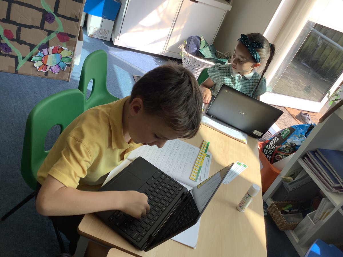 StMarysRCSch's tweet photo. Dosbarth Gwdihw are busy using J2 write to type up their lovely bees report 🐝 #j2easy #dosbarthgwdihw #CuriousAndActive https://t.co/x4viguPxsu