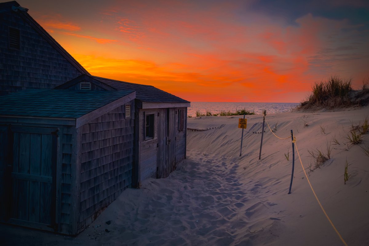 dariusaniunas's tweet image. Shoutout to this morning’s beach sunrise for a color palette that could rival Van Gogh! 🎨🌅 Nauset beach, Orleans, Massachusetts. #capecod #sunrise #beachlife
