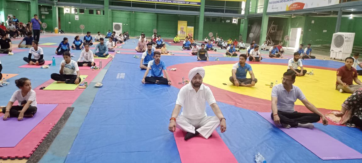 rajanjgd's tweet photo. Wonderful to see @ArtofLiving @UniversityJammu coming together for #HarGharDhyan 2 promote +ve initiatives on #IYD23. #Yoga #meditation have proven benefits in #managingstress
improving #MentalHealth and enhancing overall well-being
#IndiaMeditates @SriSri #AzadiKaAmritMahotsav https://t.co/0ctMUKPShT