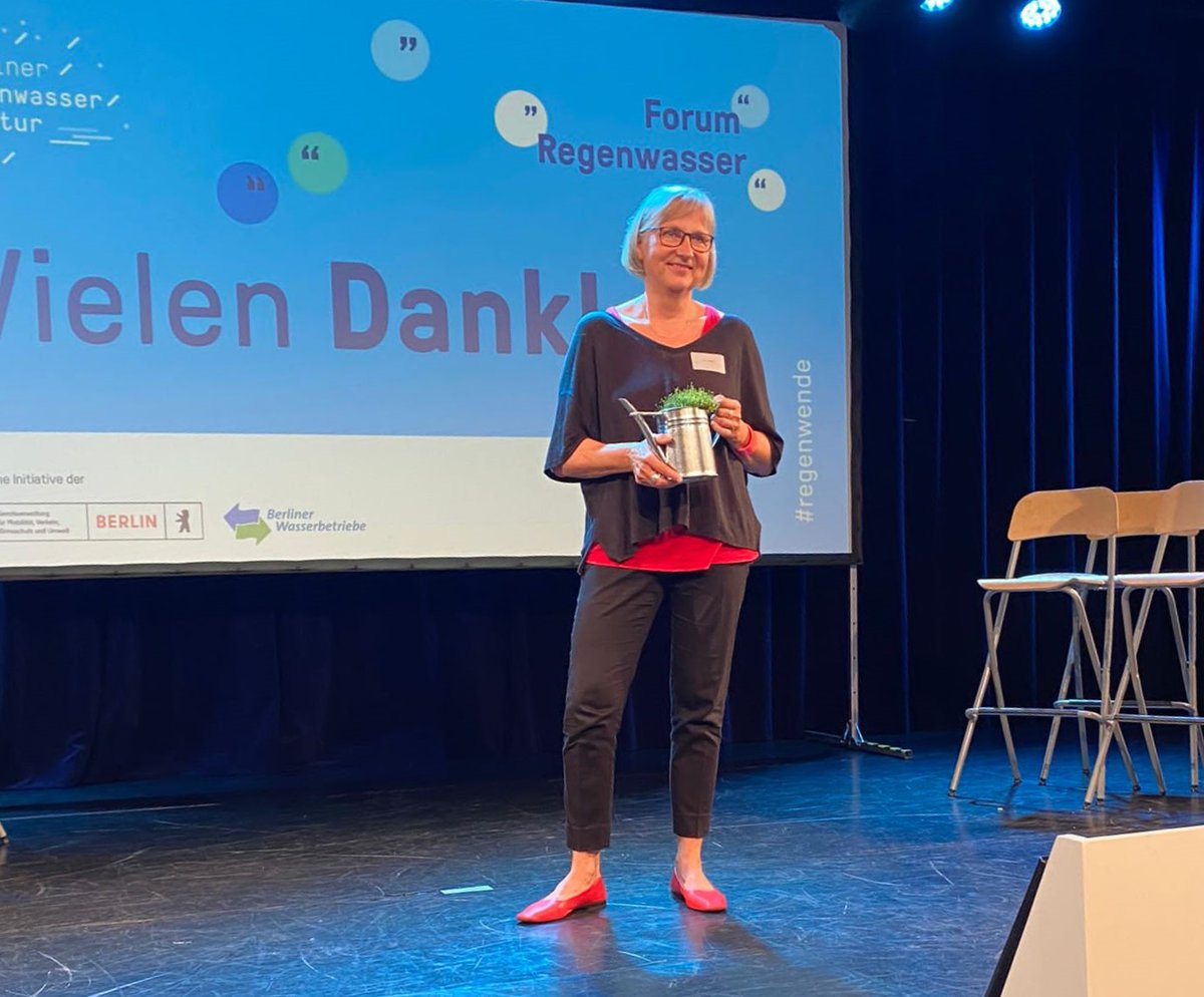 snb_de's tweet photo. Beim Wettbewerb zur #Schwammhauptstadt der @RAW_Berlin durften wir unsere "Blauen Perlen" als eine von zehn nominierten Ideen auf dem @ForumRegenwasser präsentieren!
Für die "Blauen Perlen", ökologisch bedeutsame Kleingewässer, spielt Regenwasser eine große Rolle. 
#schwammstadt https://t.co/nfrnb5Turm