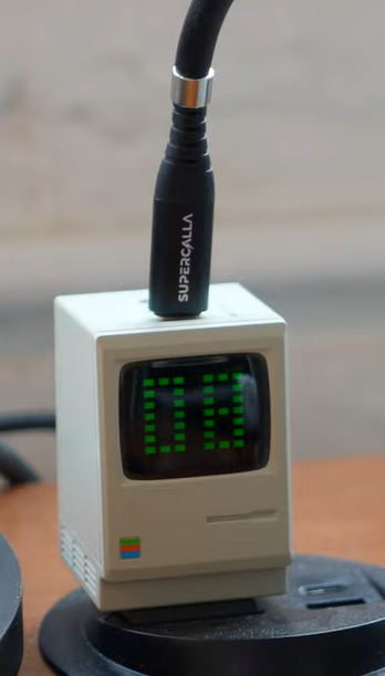 i0s3n's tweet photo. @Captain2Phones Where does one buy this charger? 'Cause I NEED it https://t.co/K2TGCCvnkO