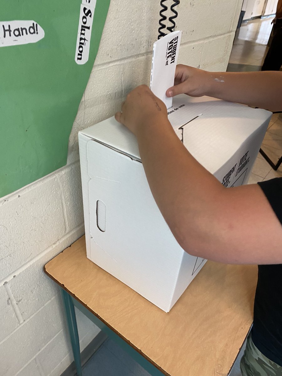 Students are demonstrating their right to vote for the upcoming mayoral election during 🗳️ @studentvote @BeaumondeBHJMS Thx to our gr 7 helpers and Ms Dhaniram! @Alisongsv @PrincipalBuall @TrusteeDennis