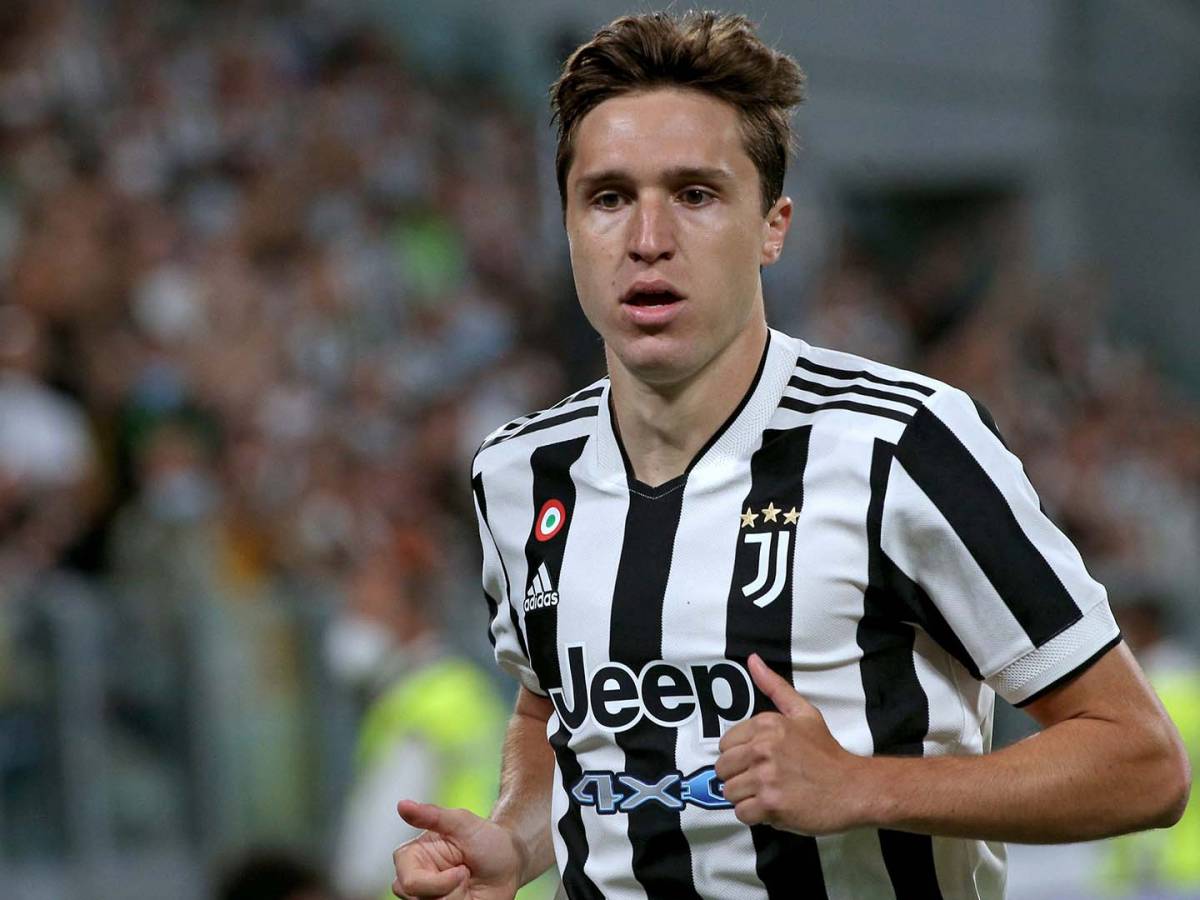 NewsOfPSG's tweet photo. 🚨 The #PSG as well as other clubs, are monitoring the situation of Federico #Chiesa! 🇮🇹 🔍

The #Juventus are ready to listen to offers and value him at €60M. 💰

(@GiovaAlbanese) https://t.co/gB6ZqC7sgL