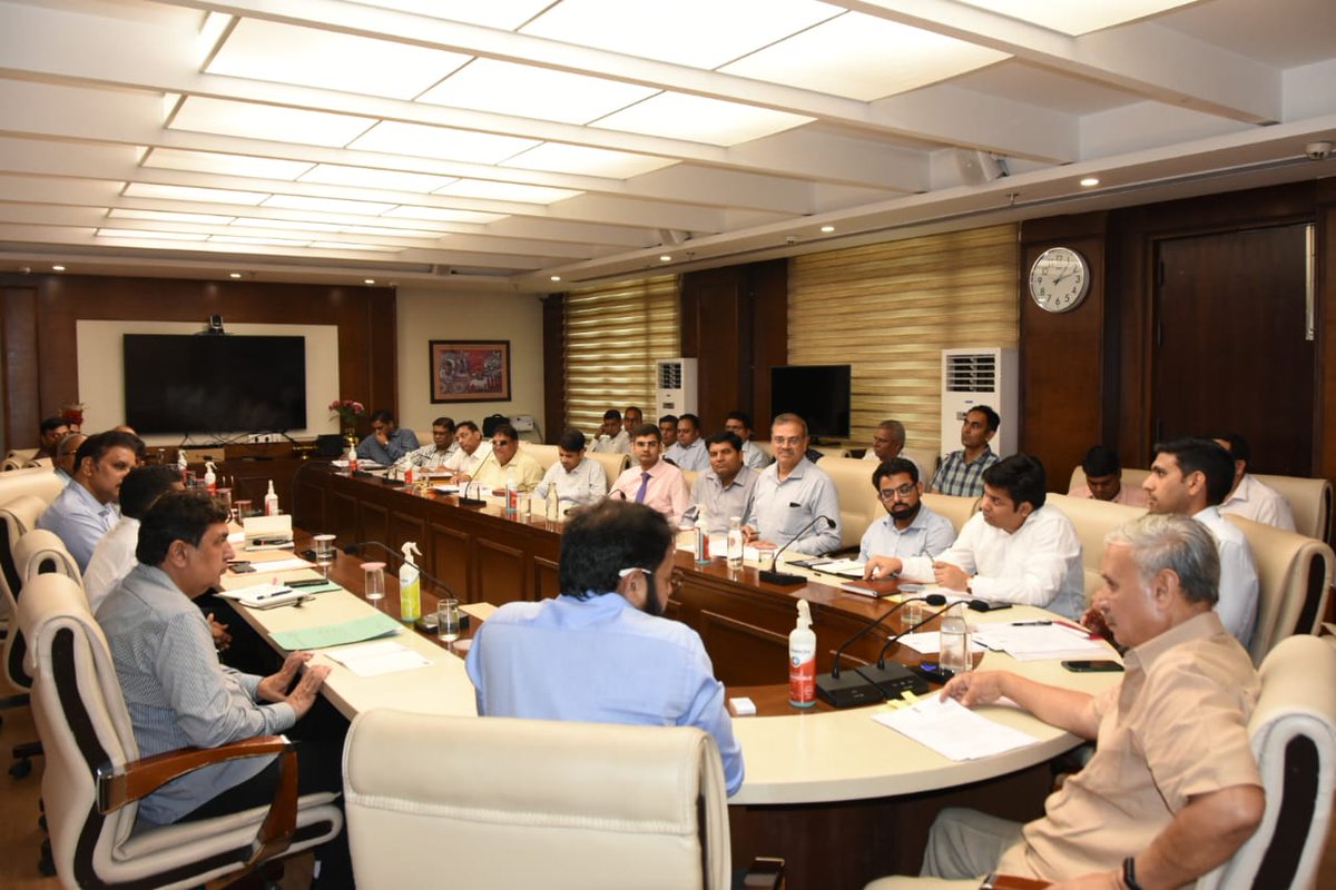 diprogurugram1's tweet photo. #Meeting #Gurugram #Haryana 
🏷️ जलभराव वाली कृषि योग्य भूमि के मुआवजे के लिए हरियाणा सरकार के पास भेजा जाएगा स्पेशल केस : राव इंद्रजीत सिंह

🏷️ केंद्रीय राज्य मंत्री राव इंद्रजीत सिंह ने गुरुग्राम के पीडब्ल्यूडी रेस्ट हाऊस में अधिकारियों के साथ की बैठक

🏷️ केंद्रीय राज्य मंत्री ने जलभराव की समस्या से निपटने की तैयारियों, नजफगढ़ ड्रेन के समीप जलभराव की समस्या के स्थाई समाधान व अन्य विषयों को लेकर अधिकारियों को दिए निर्देश

गुरूग्राम, 22 जून। केंद्रीय सांख्यिकी एवं कार्यक्रम कार्यान्वयन राज्य मंत्री (स्वतंत्र प्रभार) तथा गुरुग्राम के सांसद राव इंद्रजीत सिंह ने कहा कि गांव दौलताबाद व बाबूपुर के समीप जलभराव वाली कृषि योग्य भूमि का एक स्पेशल केस बनवाकर हरियाणा सरकार के पास भेजा जाए ताकि जलभराव की वजह से हुए नुकसान का मुआवजा किसानों को मिल सके। उन्होंने यह निर्देश गुरुवार को पीडब्ल्यूडी रेस्ट हाउस में जिला प्रशासन, जीएमडीए, नगर निगम गुरुग्राम व मानेसर के अधिकारियों की संयुक्त बैठक के दौरान दिए। 
केंद्रीय राज्य मंत्री ने बैठक से पहले एनएच-48 पर गांव नरसिंहपुर के समीप जल निकासी के प्रबंधों का जायजा भी लिया। जीएमडीए के सीईओ एवं नगर निगम गुरुग्राम के आयुक्त पीसी मीणा, डीसी निशांत कुमार यादव तथा नगर निगम मानेसर के आयुक्त साहिल गुप्ता ने बैठक के एजेंडे में शामिल विषयों को लेकर केंद्रीय राज्य मंत्री को विभागवार कार्यों की प्रगति से अवगत कराया। 
राव इंद्रजीत सिंह ने कहा कि जलभराव की वजह से फसलों की बुवाई न होने से किसानों को आॢथक नुकसान हो रहा है। ऐसे में जिला प्रशासन इस मामले में एक स्पेशल केस बनाकर मुआवजे के लिए भिजवाए। डीसी निशांत कुमार यादव किसानों को दिए जाने वाले मुआवजे की नीति की केंद्रीय राज्य मंत्री को जानकारी दी और जिला राजस्व अधिकारी के माध्यम से जलभराव वाले क्षेत्र का सर्वेक्षण करवा कर शीघ्र ही केस भिजवाने की बात कही। 
केंद्रीय राज्य मंत्री ने बैठक के दौरान नजफगढ़ ड्रेन के साथ लगते जिला के जलभराव वाले क्षेत्र में समस्या के समाधान की जानकारी भी मांगी। जीएमडीए के सीईओ पीसी मीणा ने जानकारी देते हुए बताया कि नगर निगम गुरुग्राम के माध्यम से हुए कार्यों के चलते इस बार जलभराव वाले क्षेत्र में कमी आई है और इस क्षेत्र के 100 एकड़ में एक कृत्रिम झील बनाने से न केवल जलभराव पर नियंत्रण होगा बल्कि झील से इस क्षेत्र का सौंदर्यीकरण भी होगा। केंद्रीय राज्य मंत्री ने इस सुझाव को ध्यानपूर्वक सुना और इस विषय में आगामी कार्यवाही के लिए निर्देश दिए।
केंद्रीय राज्य मंत्री ने बरसात के सीजन में गुरुग्राम में जल निकासी के प्रबंधों की भी समीक्षा की। नगर निगम गुरुग्राम के आयुक्त पीसी मीणा ने जानकारी देते हुए बताया कि जलभराव वाले क्षेत्रों से निकासी के लिए अधिक क्षमता वाले अधिक पंप सेट लगाए जा रहे हैं। नगर निगम, सिंचाई एवं जल संसाधन विभाग तथा राष्ट्रीय राजमार्ग प्राधिकरण की ओर से भी जल निकासी के लिए अतिरिक्त प्रबंध किए जा रहे हैं। उन्होंने यह भी बताया कि नगर निगम क्षेत्र में 400 रेन वाटर हार्वेस्टिंग पिट्स है जिनकी इन दिनों सफाई की जा रही है। बैठक में नगर निगम मानेसर से संबंधित गांव शिकोहपुर में अनुसूचित जाति की बस्ती तथा शमशान घाट से संबंधित विषय को शीघ्र ही हरियाणा सरकार के माध्यम से केंद्र सरकार के पास प्रस्ताव भिजवाकर समस्या का समाधान करने का निर्णय लिया गया। 
000