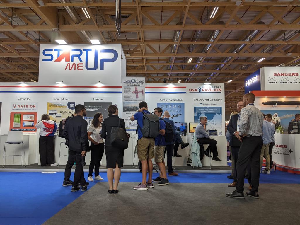 Great interactions at our #TeamUSA booth with @parisairshow attendees learning about our #hydrogenfuelcell powerplant at our CEO meet and greet with @Doctor_Astro cc: @Kallman @sbirgov @DOESBIR @NatlAero @AINonline @h2_view