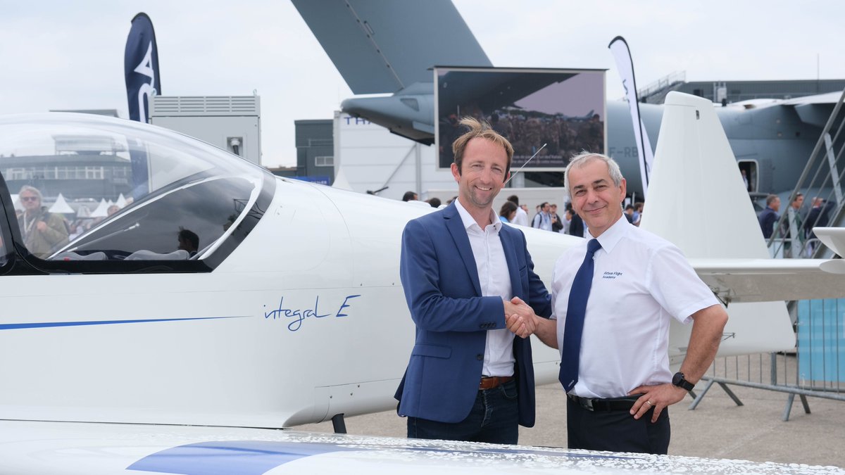 We are partnering with @aero_aura to decarbonise pilot training! ✈️
👉 Aim: introduce electric-powered aircraft for commercial and military pilot formation and operate a low-carbon aircraft fleet by 2030, read more here: airbus.com/en/newsroom/pr…
#ParisAirShow #DefenceMatters