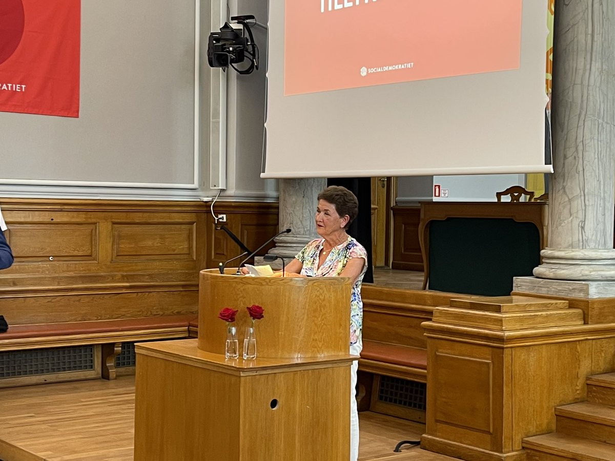 “Du kæmper fortsat for de svageste - andre tidligere statsministre kæmper for mere magt og flere penge - du vil gå over i historien for netop det,” siger tidligere beskæftigelsesminister Jytte Andersen om Poul ved 80-års fejringen på Christiansborg #hurra #dkpol
