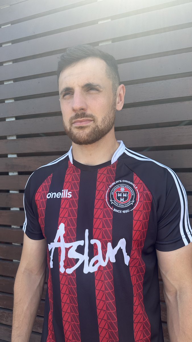 Unveiling a very special one-off jersey to be worn in the Dublin Derby tomorrow, in memory of Christy Dignam.

Huge thanks to Des Kelly Interiors.

Available to order until Sunday - ALL proceeds to St Francis Hospice.

👉Buy shop-bohemianfc.com/collections/re…

👉Info bohemianfc.com/?page_id=19304