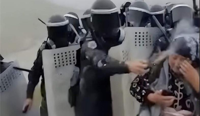 Nature_NeedsUs's tweet image. 🔴🔴Alert for #nature
🔴🔴Alert for #environmentalists

#wild_Police used force against elderly protesters who spoke about environmental issues in #Azerbaijan
They wanted to put waste of #goldmine in lake.

🔴Plz send it to entire world🔴

1lurer.am/en/2023/06/21/…