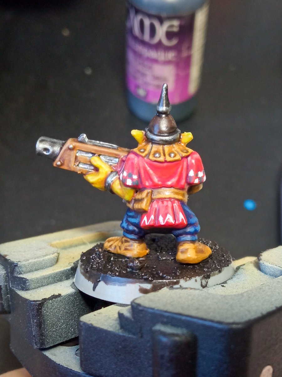CraftworldYgg's tweet photo. Este muchacho se veía con unas ropas muy sosas, así que decidí seguir uno de los últimos tutoriales de @JhMiniatures , para hacerle un ajedrezado en las mangas y unos triángulos en el faldón de la ropa. Faltan unos retoques y a correr! #warhammer40k #wip #paintingwarhammer40k https://t.co/yYUGTotgUM
