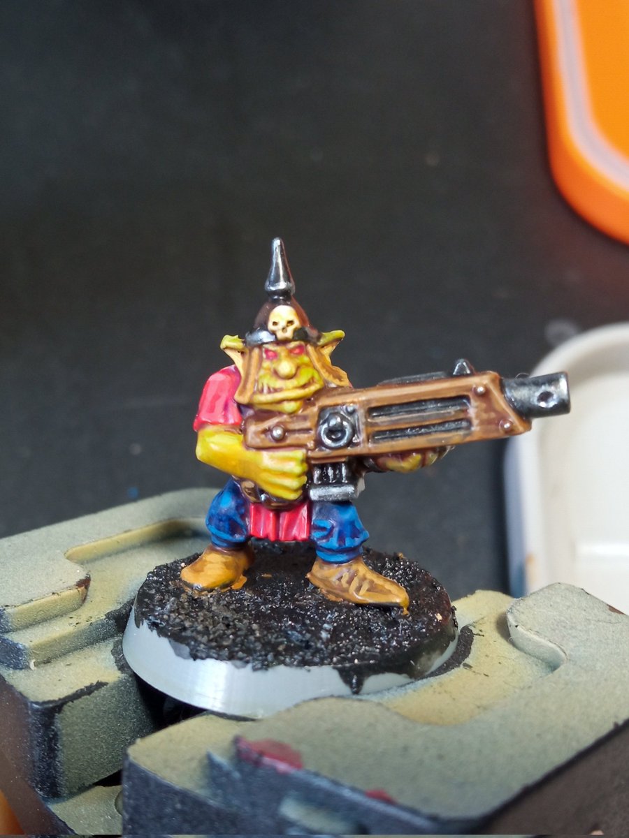 CraftworldYgg's tweet photo. Este muchacho se veía con unas ropas muy sosas, así que decidí seguir uno de los últimos tutoriales de @JhMiniatures , para hacerle un ajedrezado en las mangas y unos triángulos en el faldón de la ropa. Faltan unos retoques y a correr! #warhammer40k #wip #paintingwarhammer40k https://t.co/yYUGTotgUM